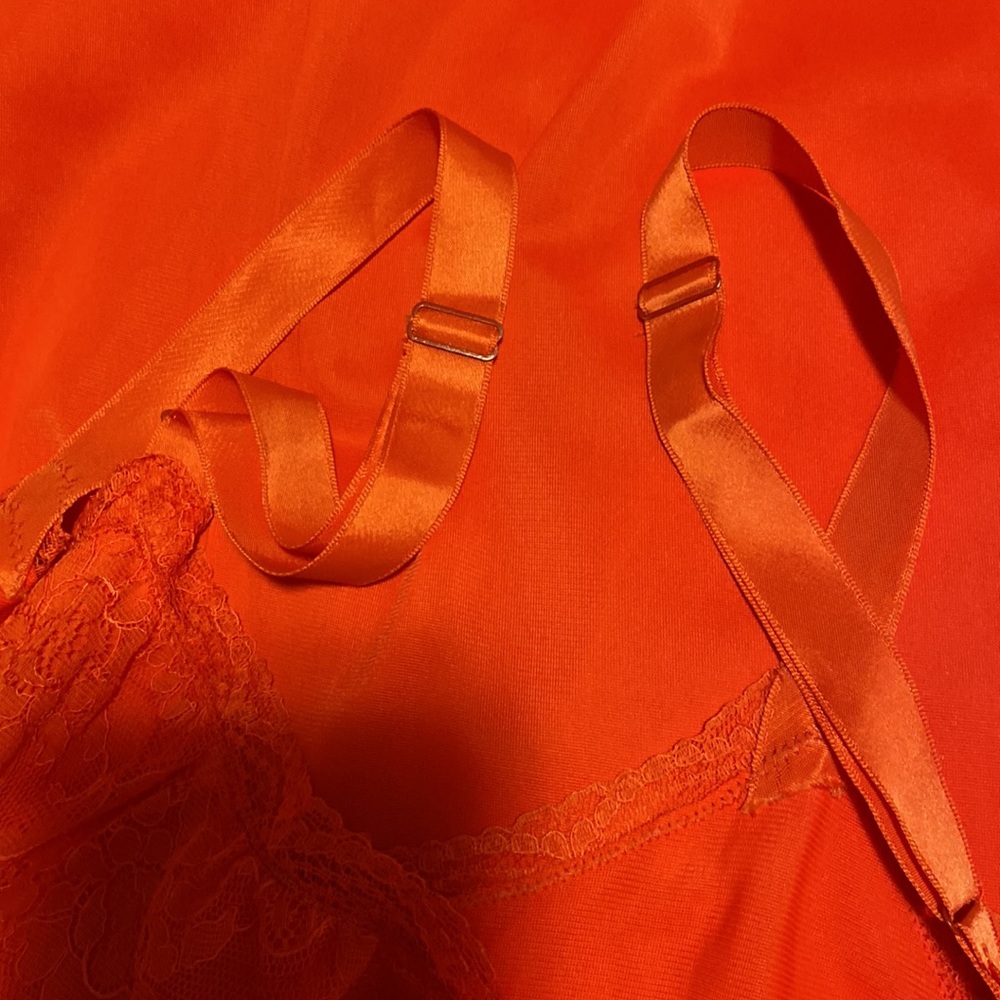 Red slip with lace bodice and bottom with adjustable straps in EUC Vintage - Picture 8 of 8